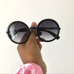 Round glossy frame sunglasses in black